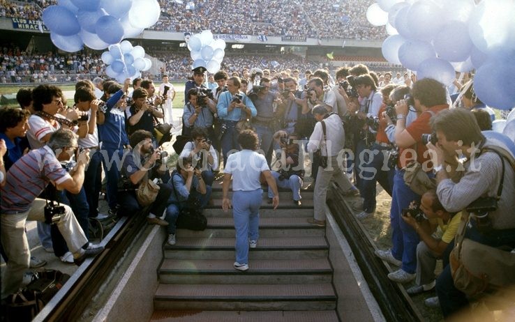 «Intitoliamo lo Stadio San Paolo a Diego Armando Maradona»: l’annuncio del sindaco di Napoli