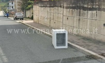 I LETTORI SEGNALANO/ «Mobili abbandonati per strada a Monterusciello»