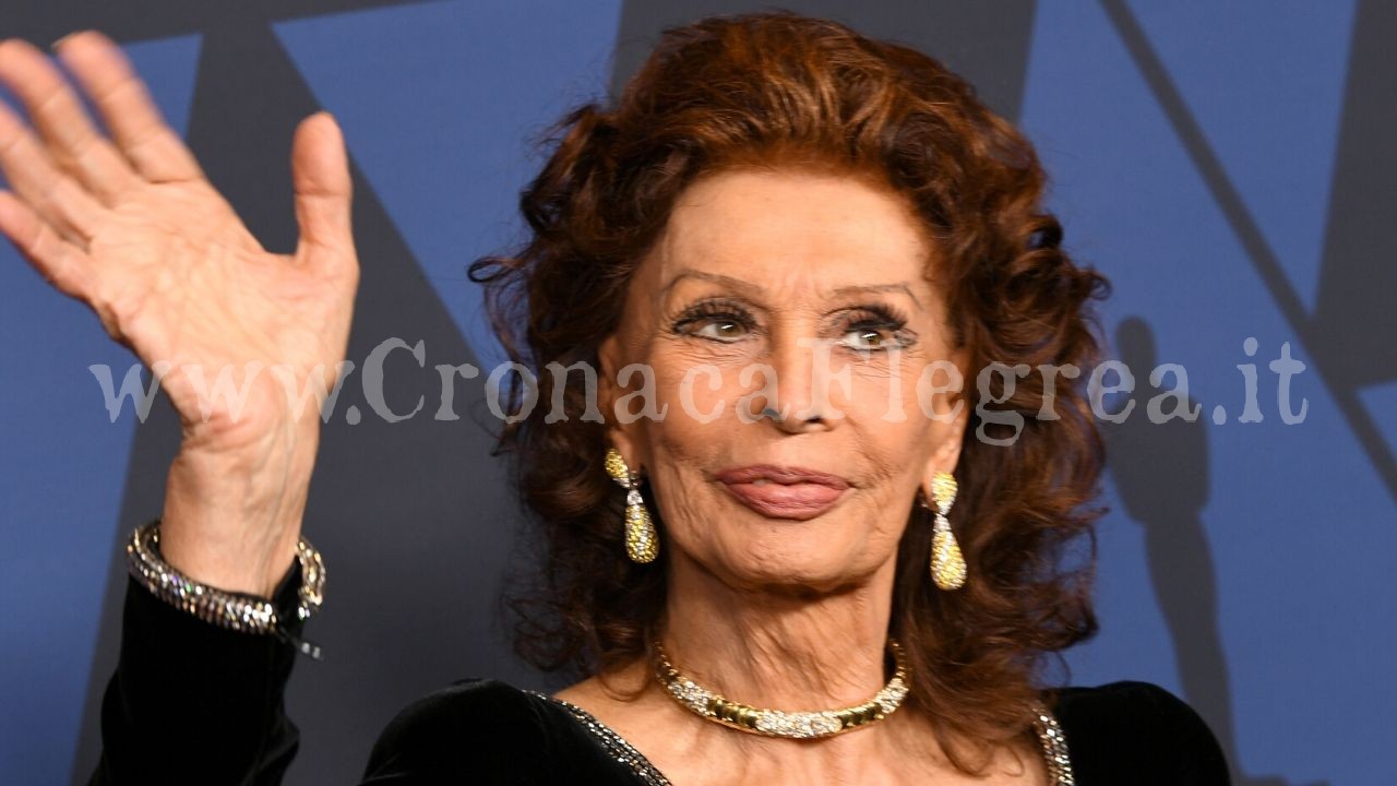 «Portandomi dentro questa magia»: il libro biografico su Sophia Loren per celebrare i 70 anni di carriera