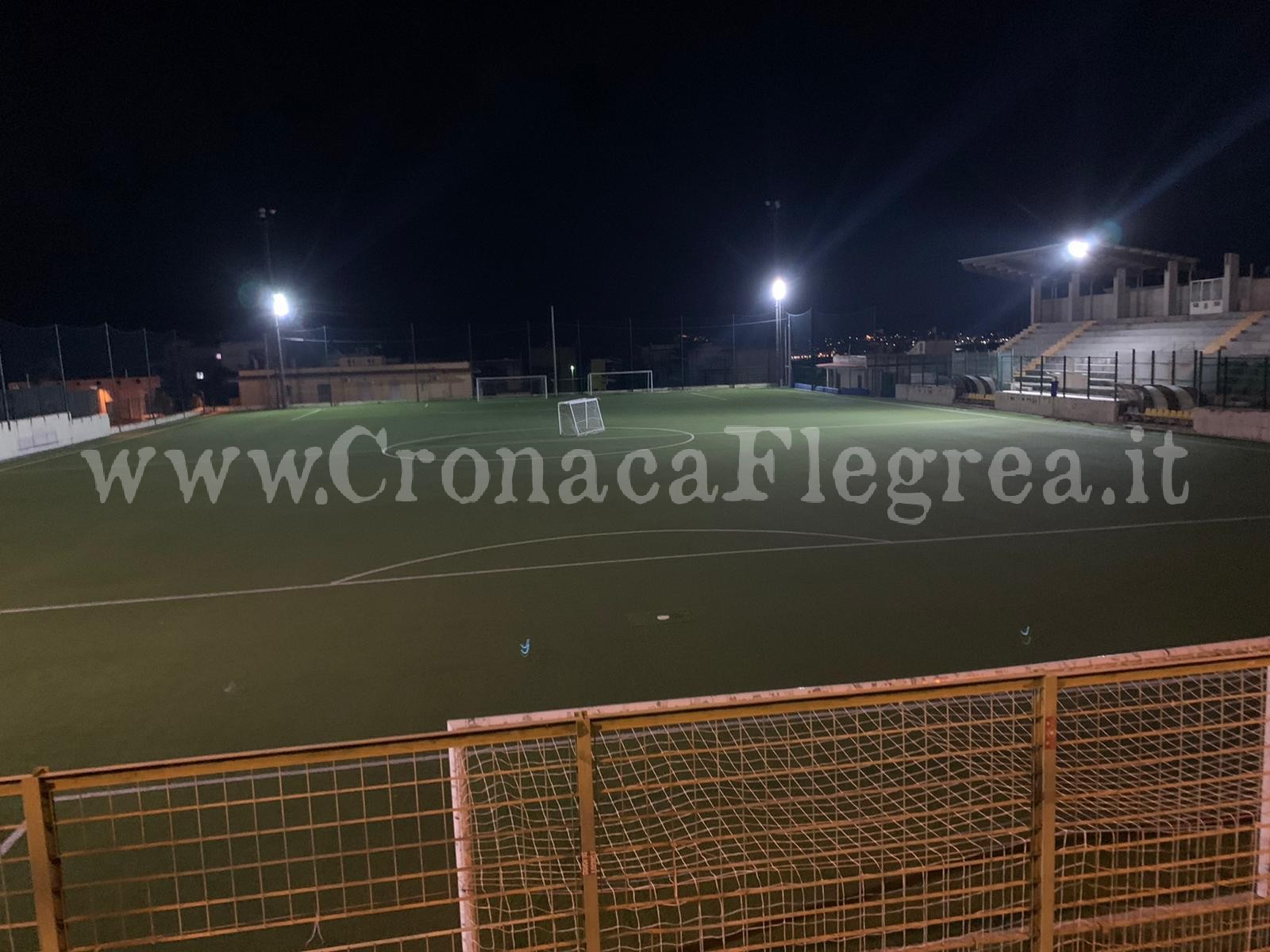 Lo stadio di Monte di Procida si illumina per ricordare Diego Armando Maradona