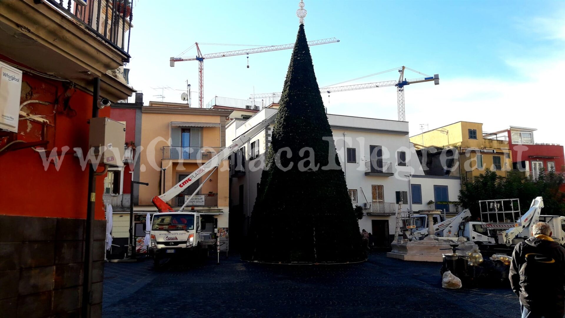 Natale a Pozzuoli: solo pochi alberi luminosi in vari punti della città