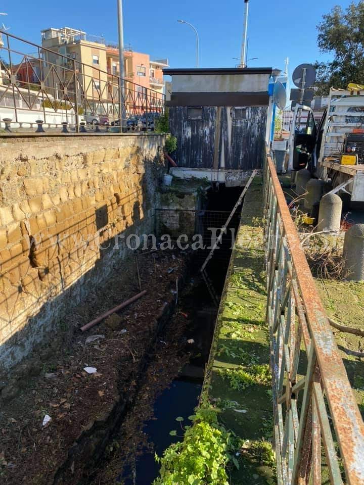 Dopo l’esondazione del Lago d’Averno ripulito il canale di collegamento col mare – LE FOTO