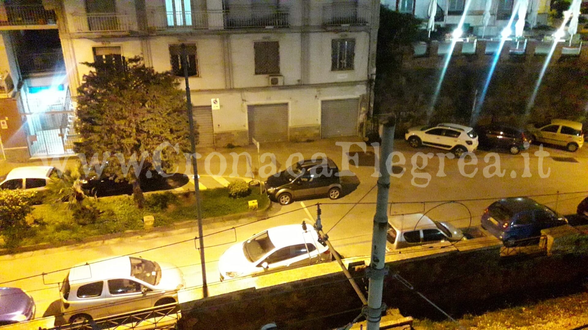 Dramma a Pozzuoli: donna si lancia dal tetto di una palazzina