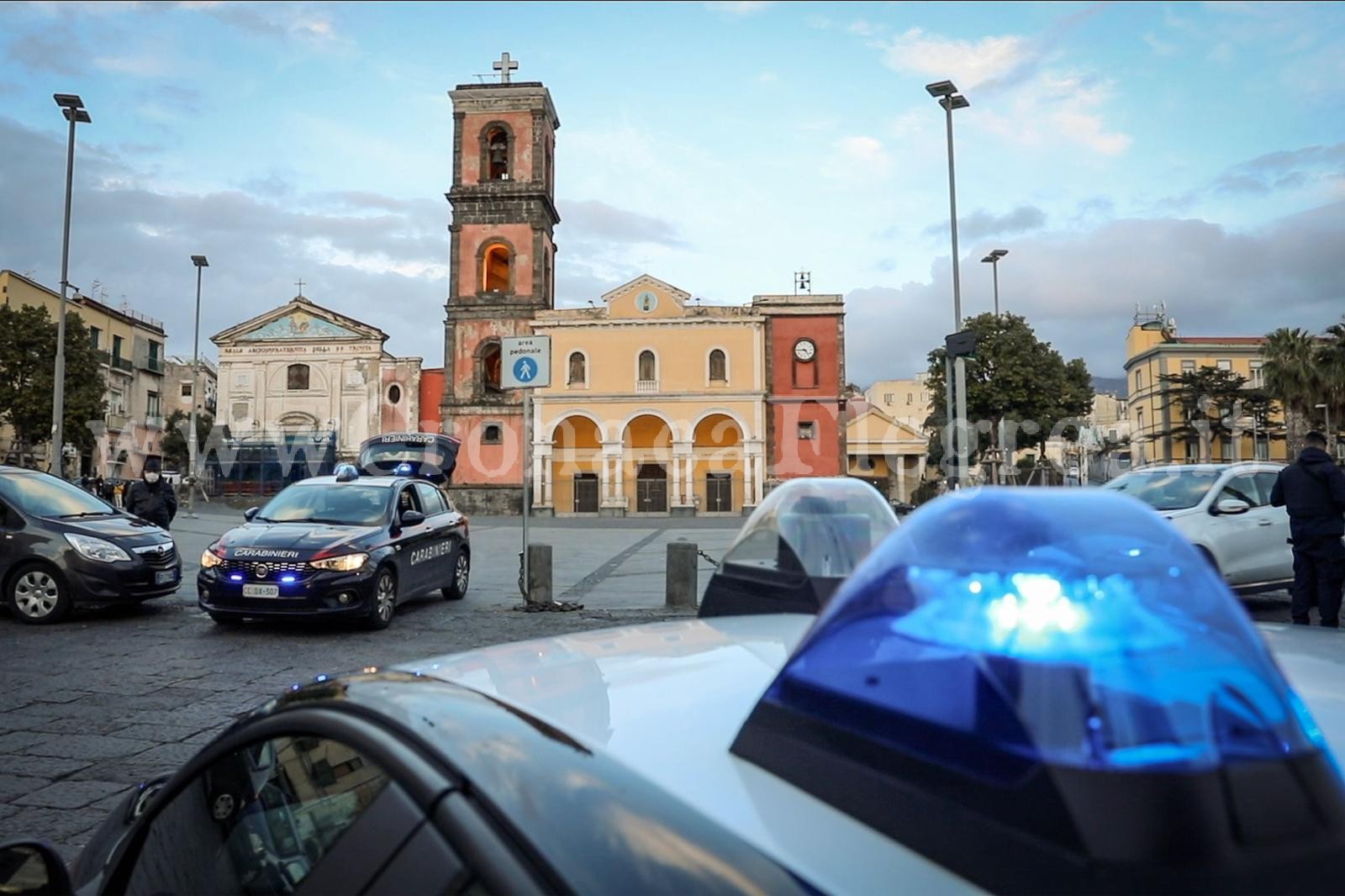 È ai domiciliari e vende droga: i carabinieri arrestano il pusher e suo fratello