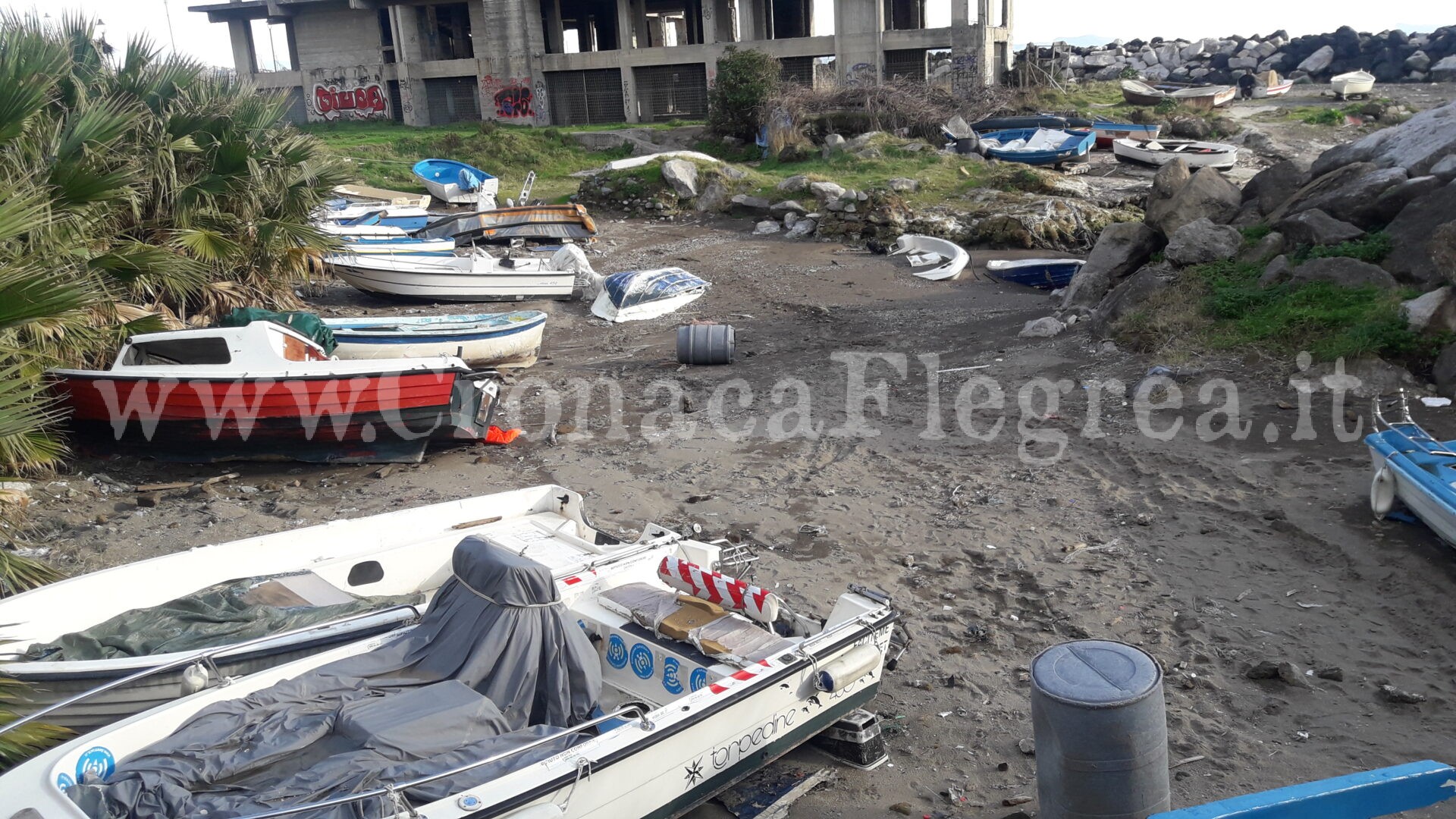 POZZUOLI/ A Via Napoli spunta un “cimitero” di barche dopo la pulizia – LE FOTO