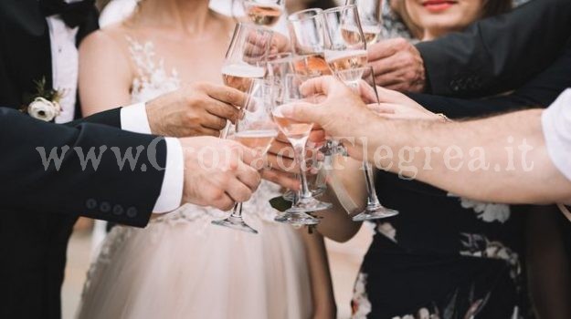 Festeggiano matrimonio al ristorante violando le norme anti covid: nei guai sposi e invitati