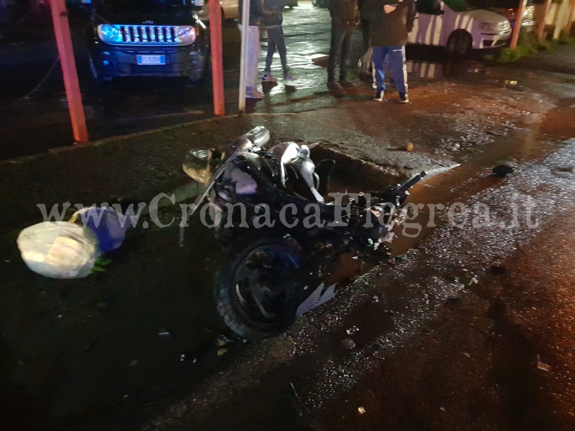 Incidente mortale a Quarto: 43enne si schianta con lo scooter contro un bus di linea – LE FOTO