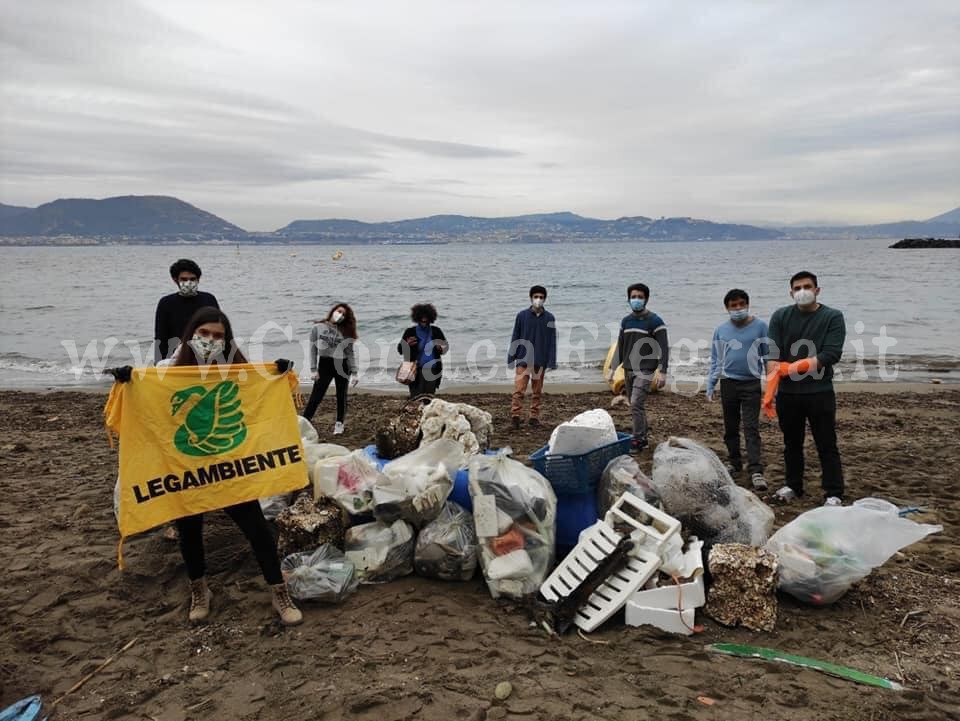 Volontari di Legambiente in azione: al via la pulizia delle spiagge di Bacoli