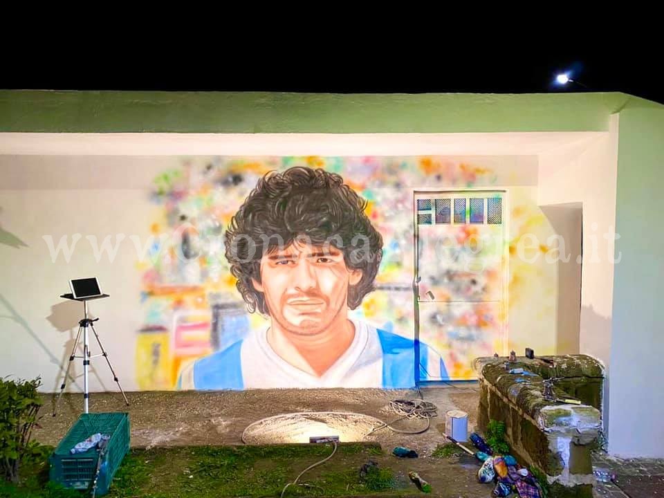 Vita e immagini di Maradona nella villa comunale di Bacoli