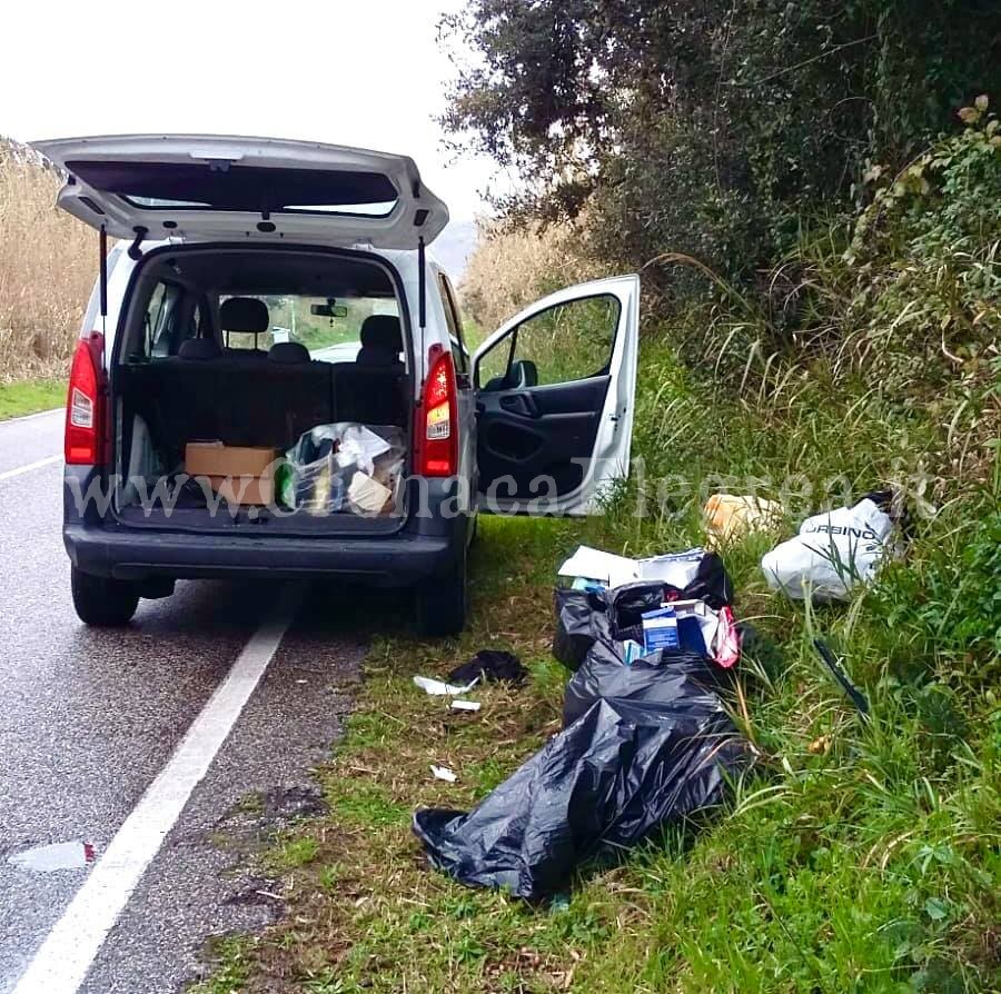 BACOLI/ Abbandona rifiuti in strada, multata e denunciata