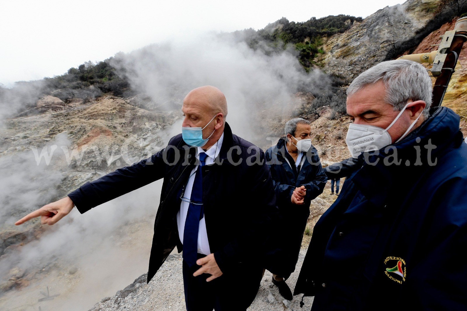 Il capo della Protezione Civile in visita alla fumarola di Agnano-Pisciarelli – LA FOTO