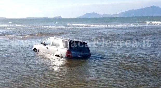 POZZUOLI/ Voleva trascorrere San Valentino in riva al mare, ma la sua auto finisce in acqua