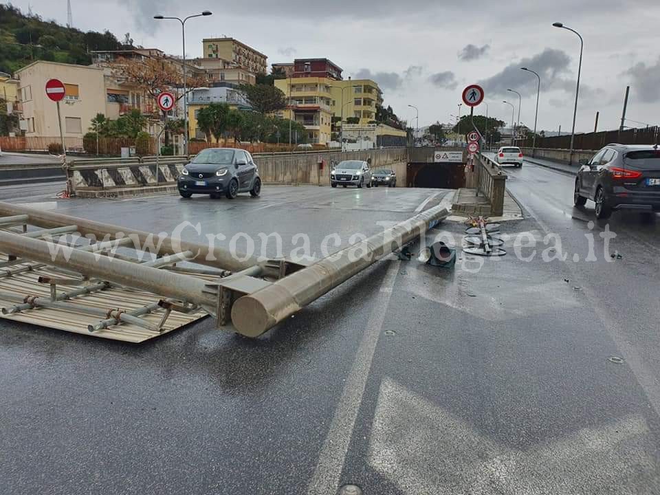 POZZUOLI/ Tragedia sfiorata a Lucrino: crolla la segnaletica all’ingresso del tunnel – LE FOTO