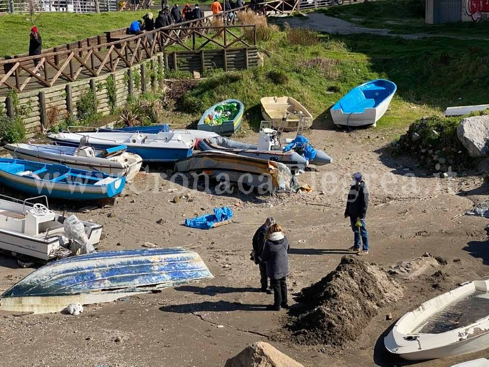 POZZUOLI/ I volontari non si fermano: rimossi altri rifiuti dalle scogliere di via Napoli – LE FOTO