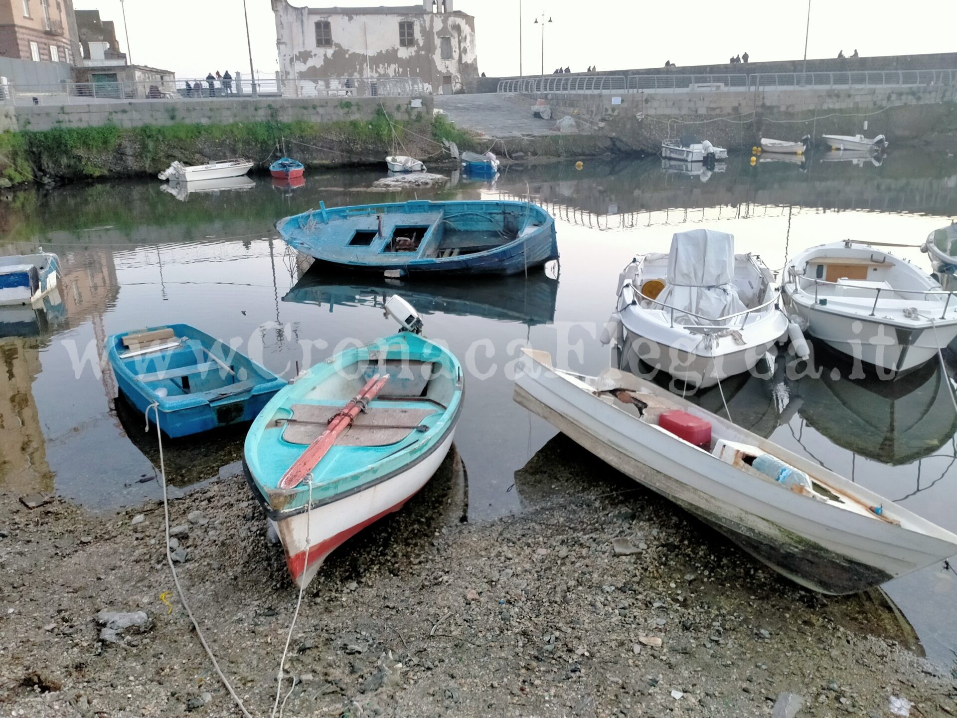 Pozzuoli “sale” e la Darsena si prosciuga – LE FOTO