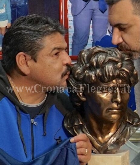 Consegnata al Museo Maradona la prima statua bronzea del D10S, l’evento in diretta su emittenti argentine