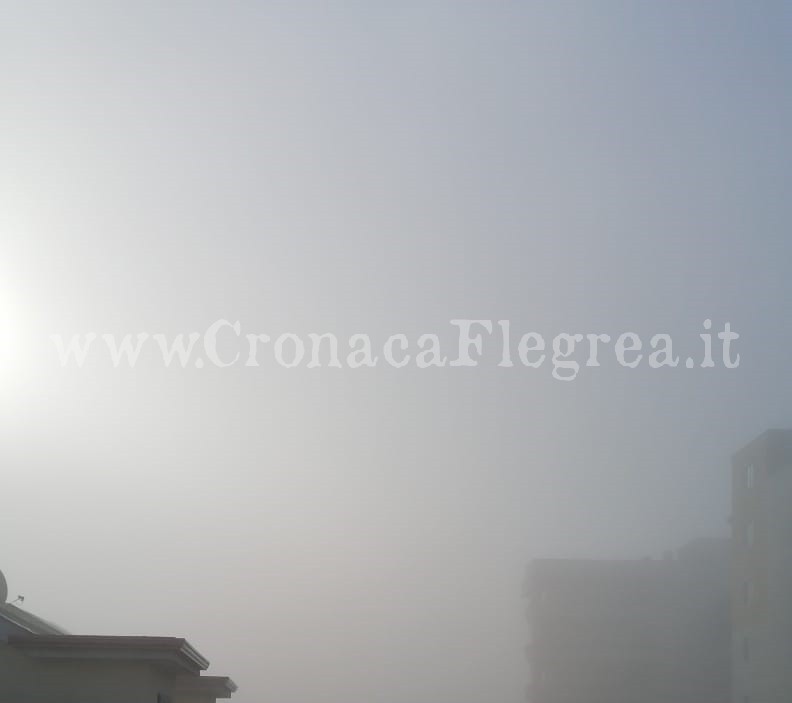 Nebbia intensa a Pozzuoli e sulle isole del golfo – LE FOTO