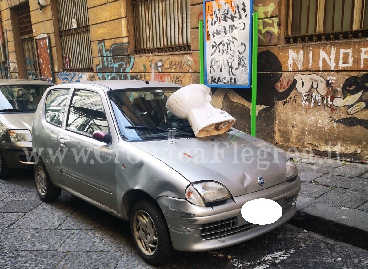 Parcheggiatori abusivi scatenati: lanciano wc su auto di chi non paga