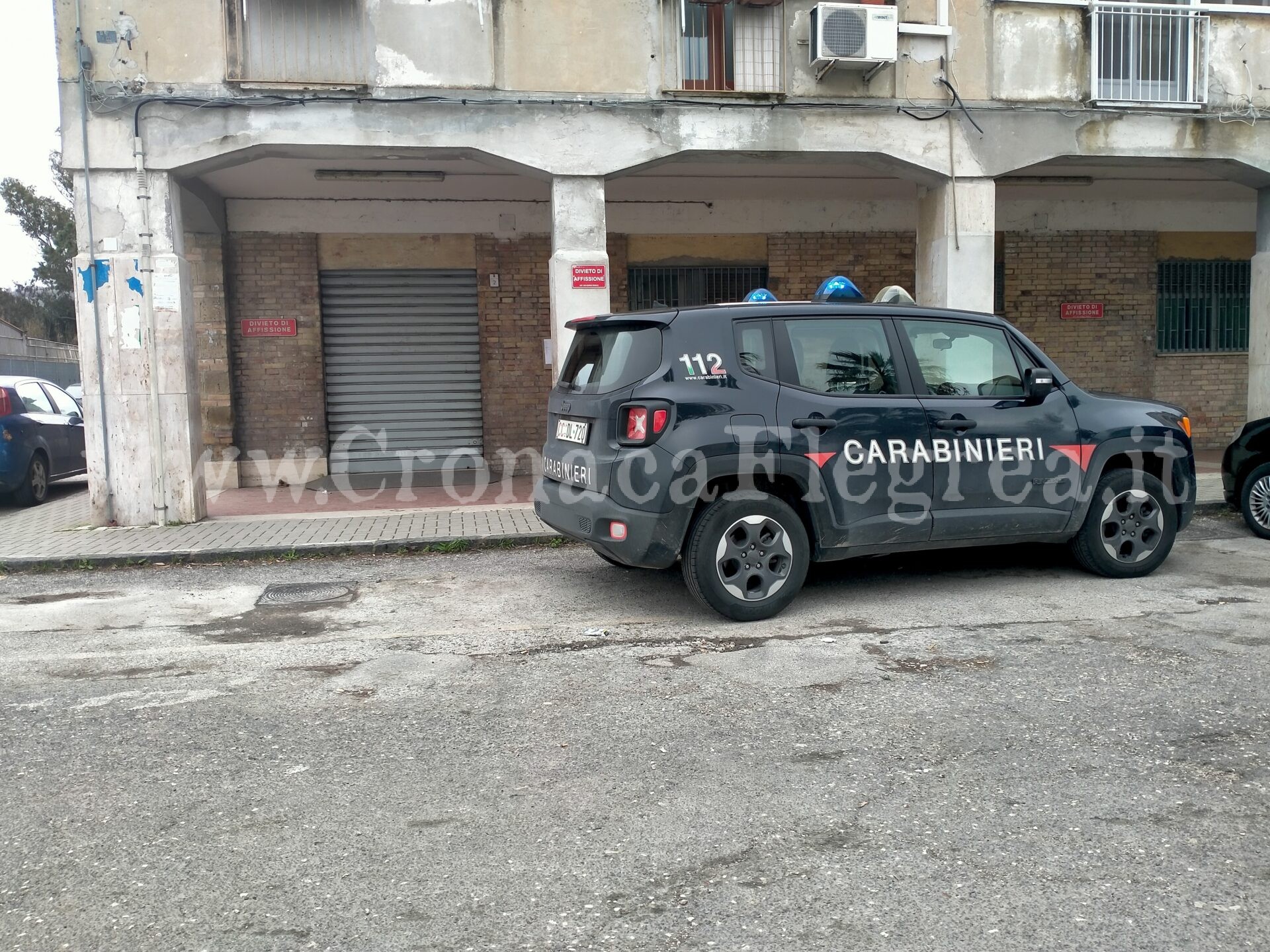 POZZUOLI/ «Dobbiamo fare indagini, aprite!» Rapinatore travestito da carabiniere svaligia le Poste di Licola – LE FOTO