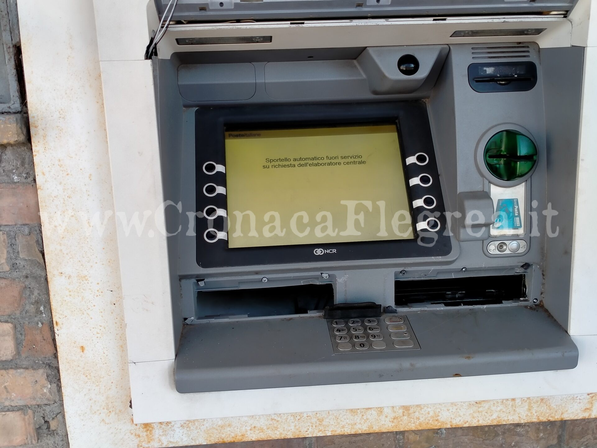 POZZUOLI/ «Sfascio» bancomat alle poste di Licola: è ancora fuori uso