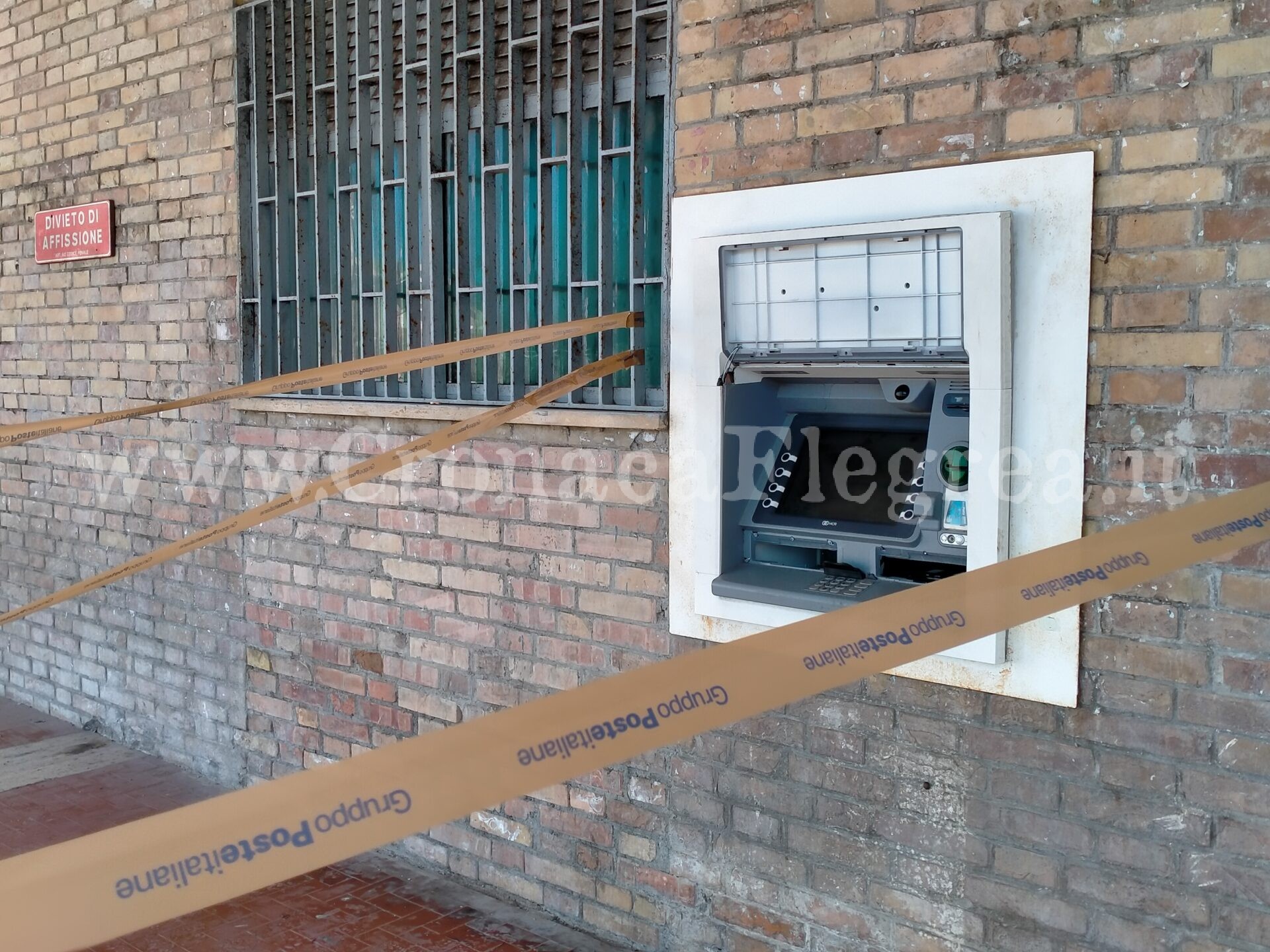 POZZUOLI/ Assalto all’ufficio postale di Licola Borgo: devastato il bancomat – LE FOTO