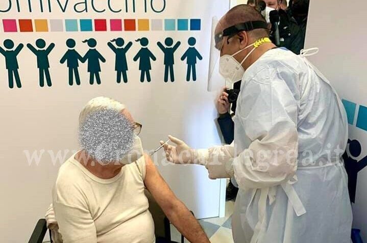 Vaccini, al via la terza dose per il personale sanitario