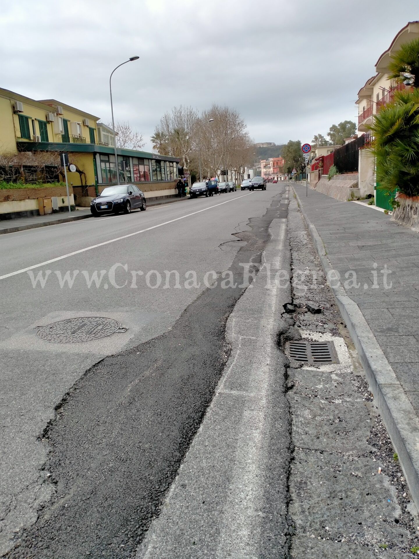 «A Pozzuoli un rattoppo stradale da Guinness dei primati. Si aspetta il morto per eliminarlo?» – LE FOTO