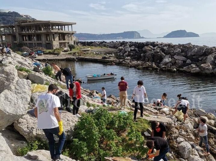 L’amore di tanti giovani volontari di Pozzuoli: ripulita scogliera a via Napoli – LE FOTO