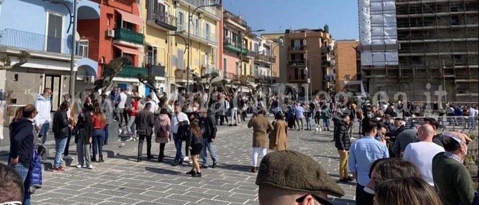Troppa gente in strada a Pozzuoli, il sindaco pronto a chiudere le piazze