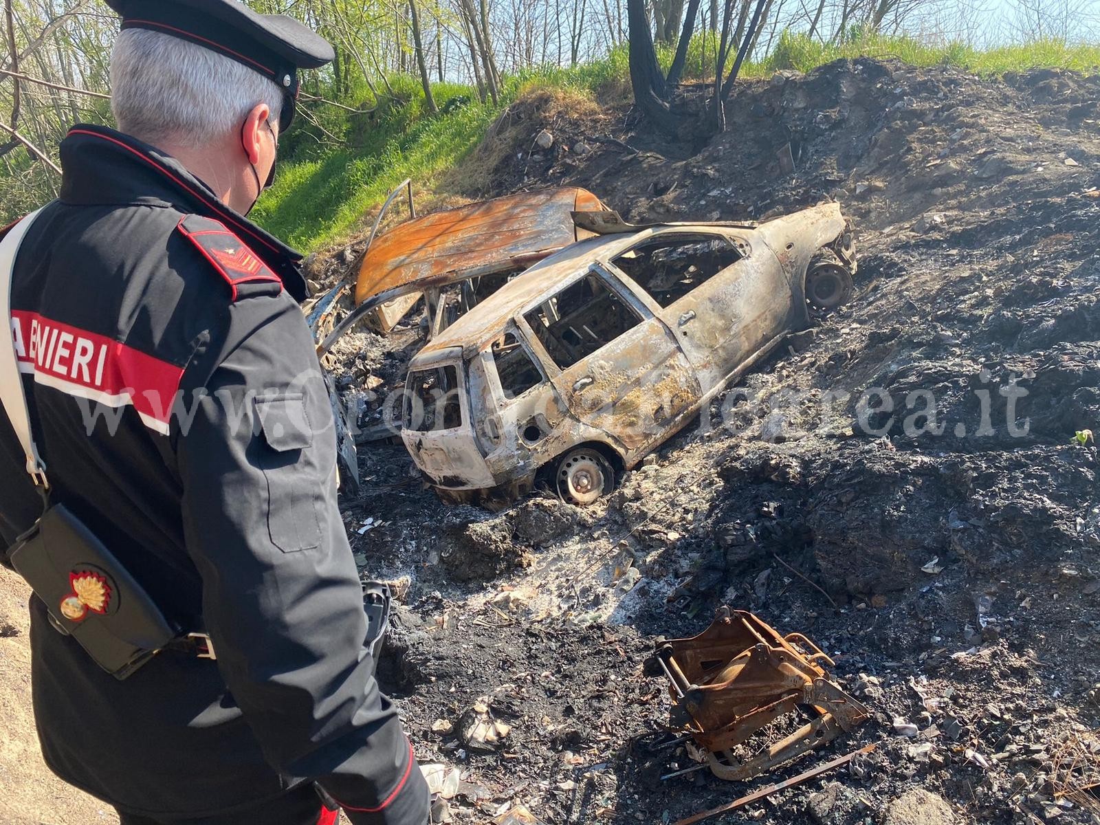 Centinaia di auto cannibalizzate e date alle fiamme: arrestati due rom – LE FOTO