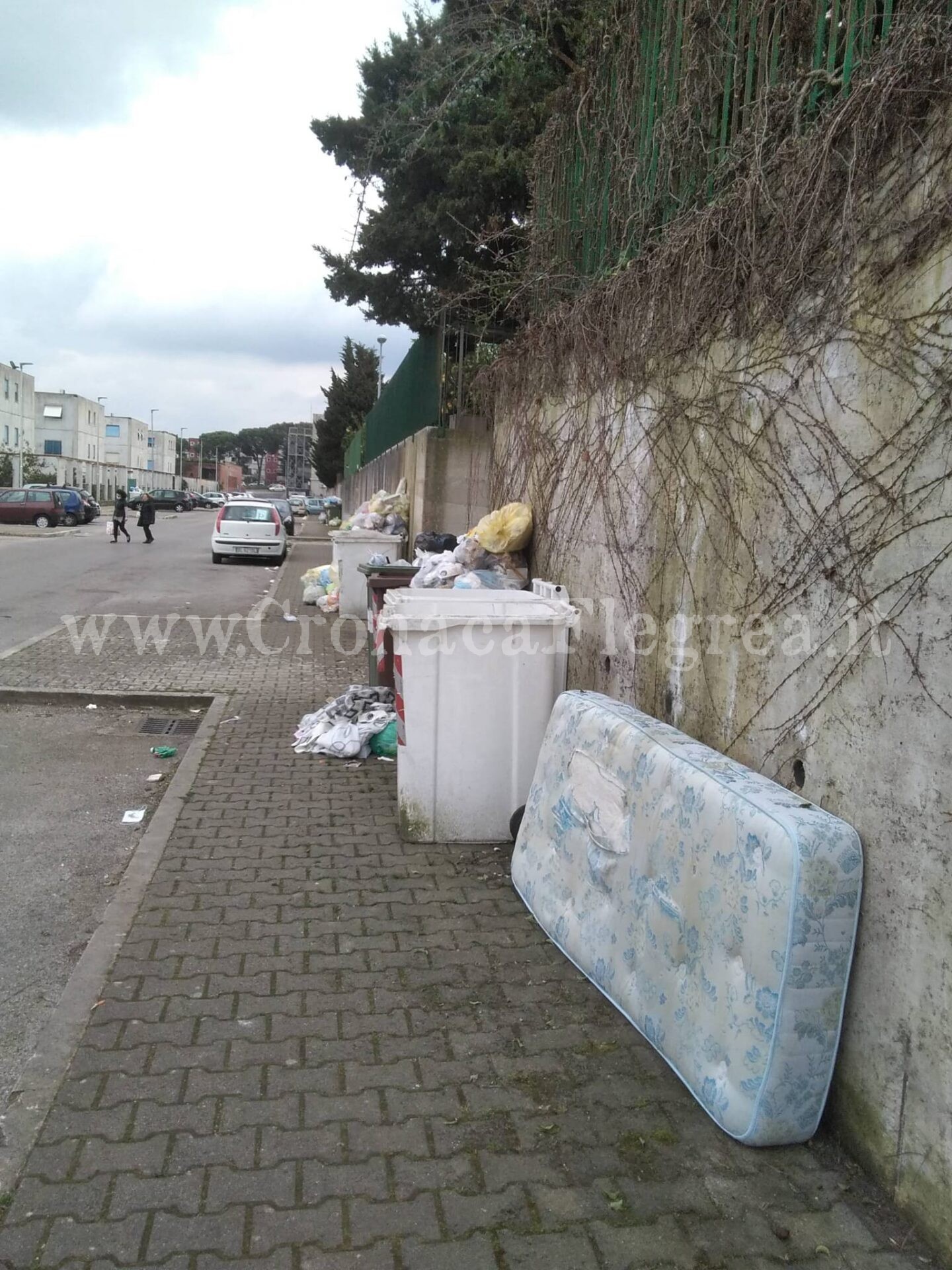 POZZUOLI/ «Rifiuti abbandonati sui marciapiedi» SOS da Monterusciello – LE FOTO