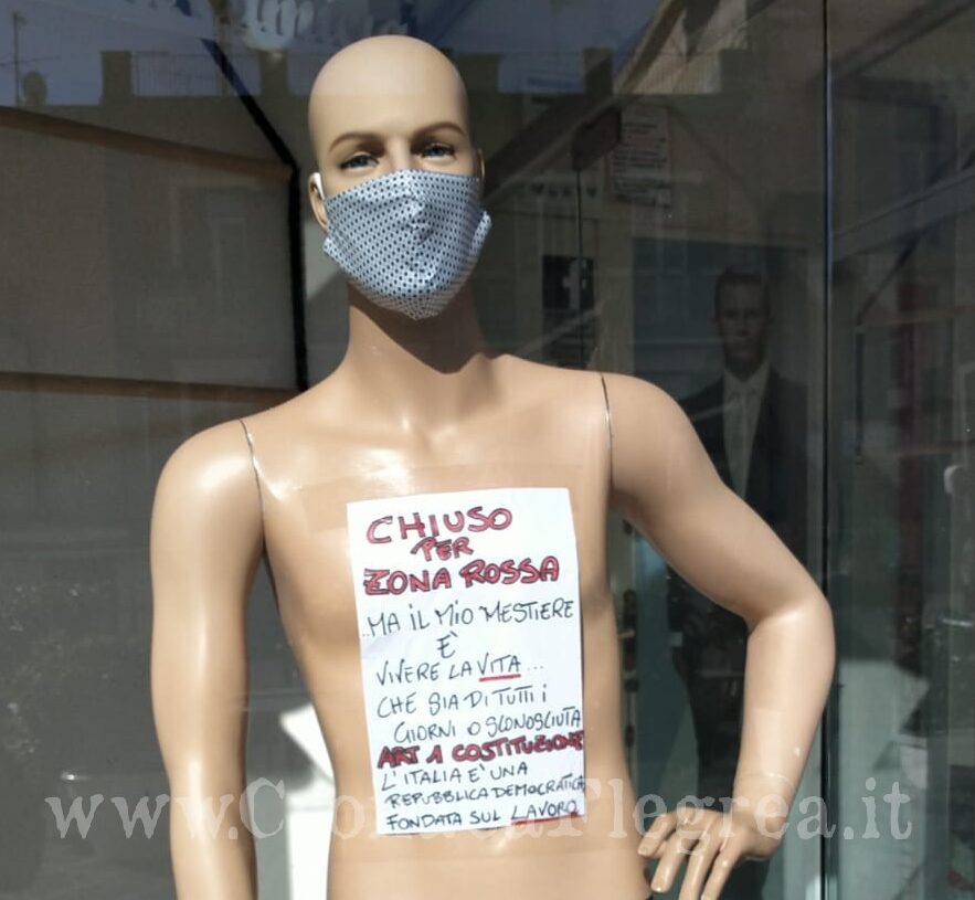 «Il mio mestiere è vivere la vita» la protesta silenziosa di un negoziante di Pozzuoli – LA FOTO