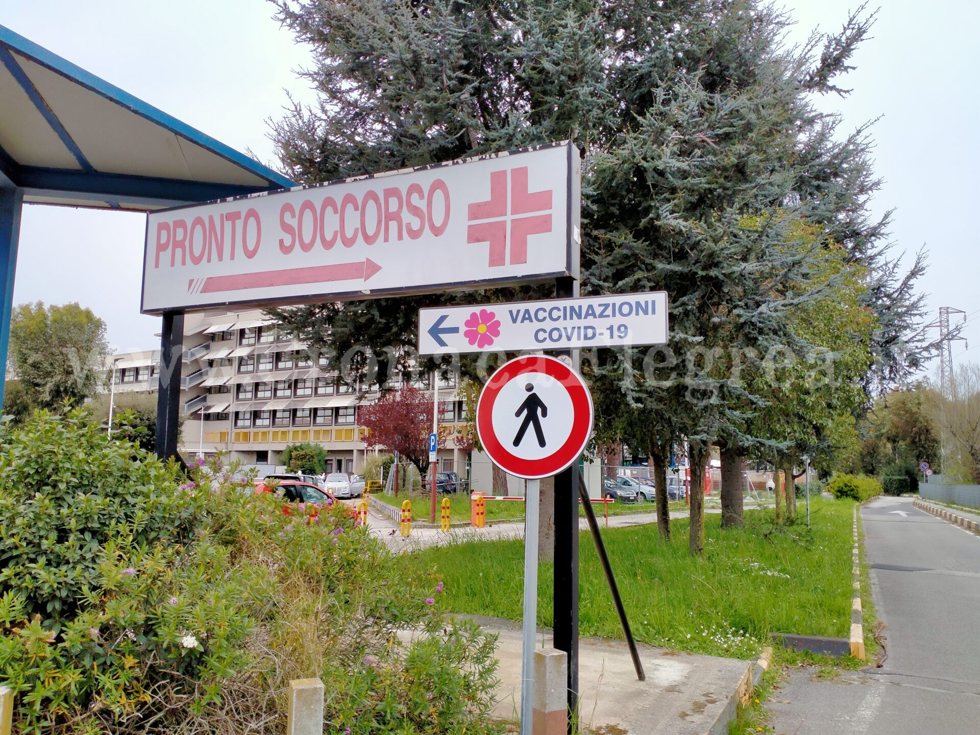 POZZUOLI/ «Mio suocero in fila per 3 ore senza poi fare il vaccino»