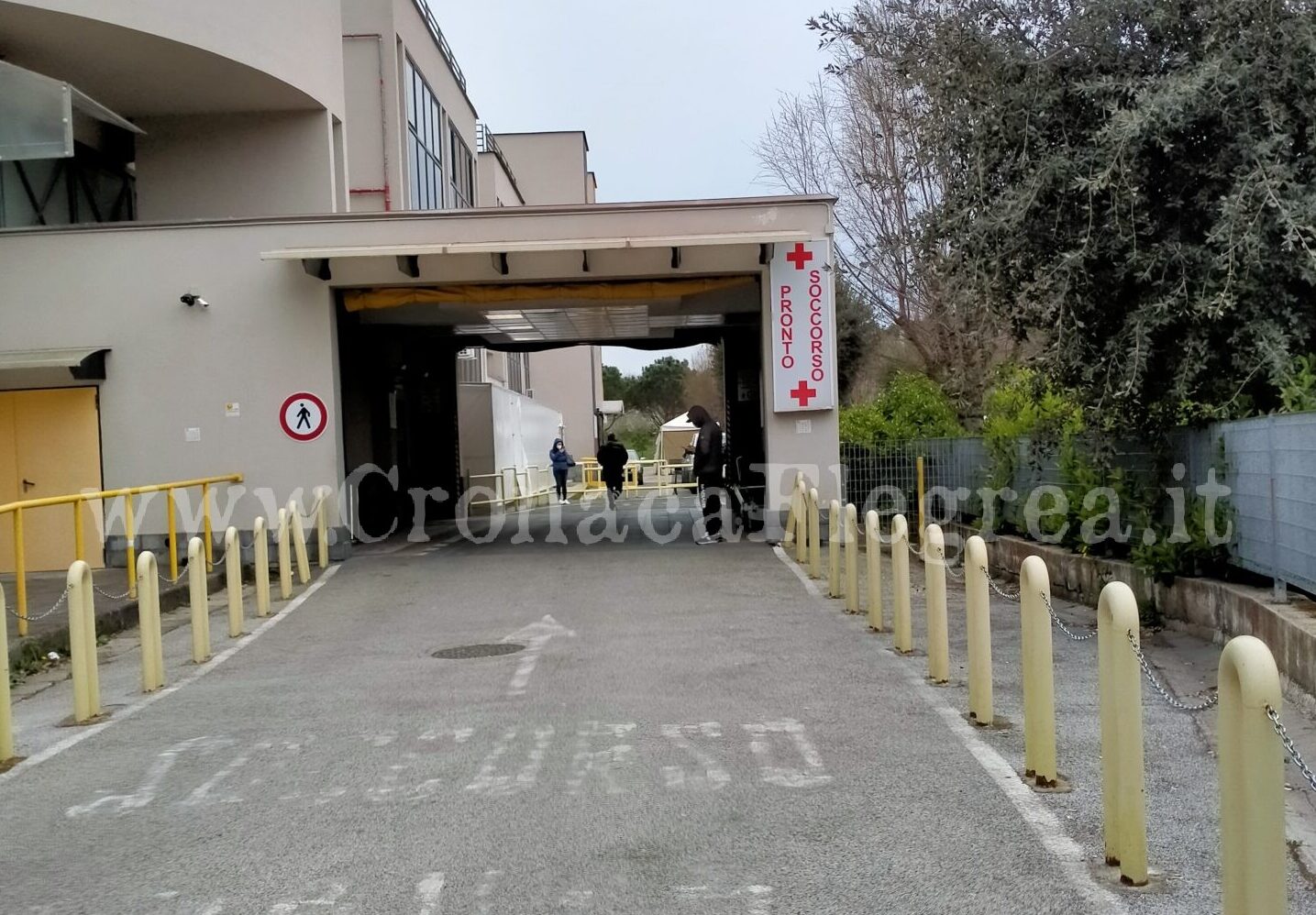 Follia al pronto soccorso dell’ospedale di Pozzuoli: uomo tenta di strangolare un medico