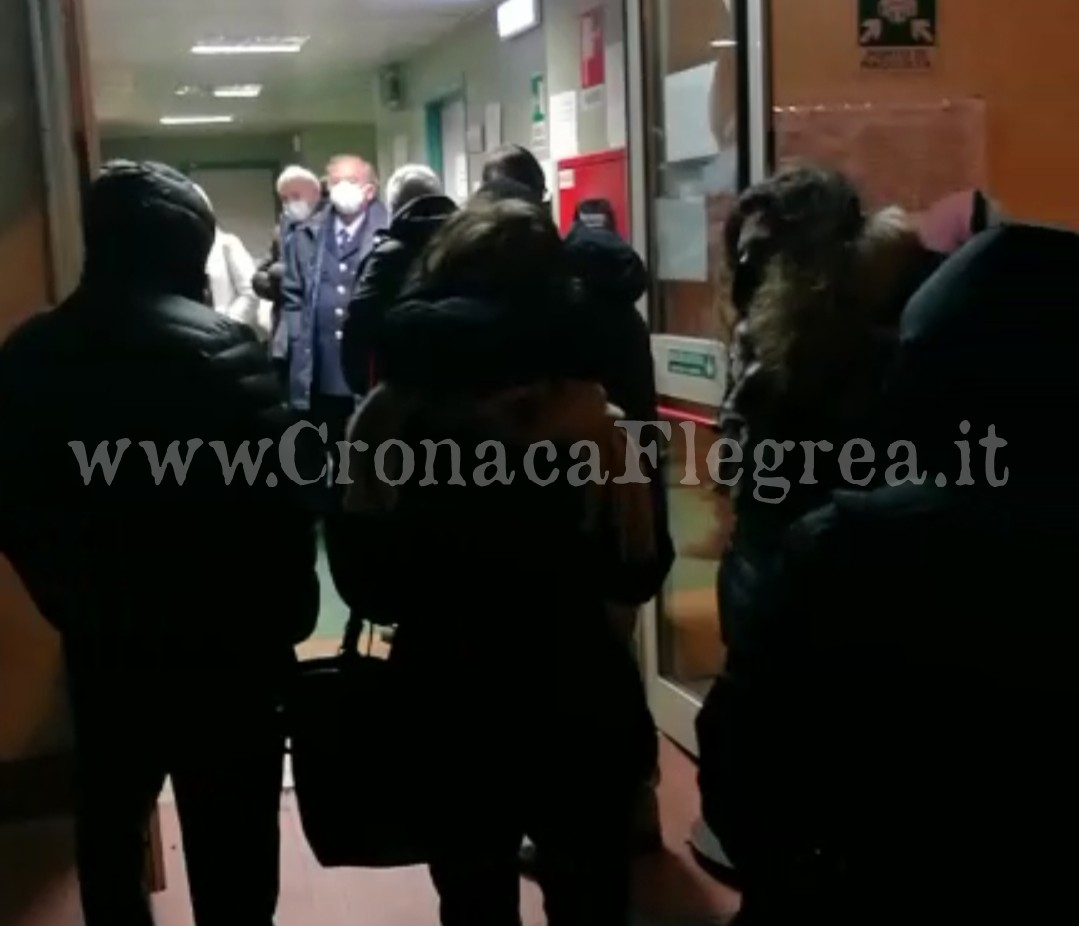 Vaccini, alle 21 c’è gente ancora in fila all’ospedale di Pozzuoli