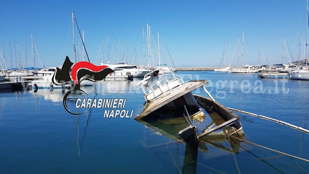 Barca semi-affondata lasciata nelle acque del porto: carabinieri denunciano una donna