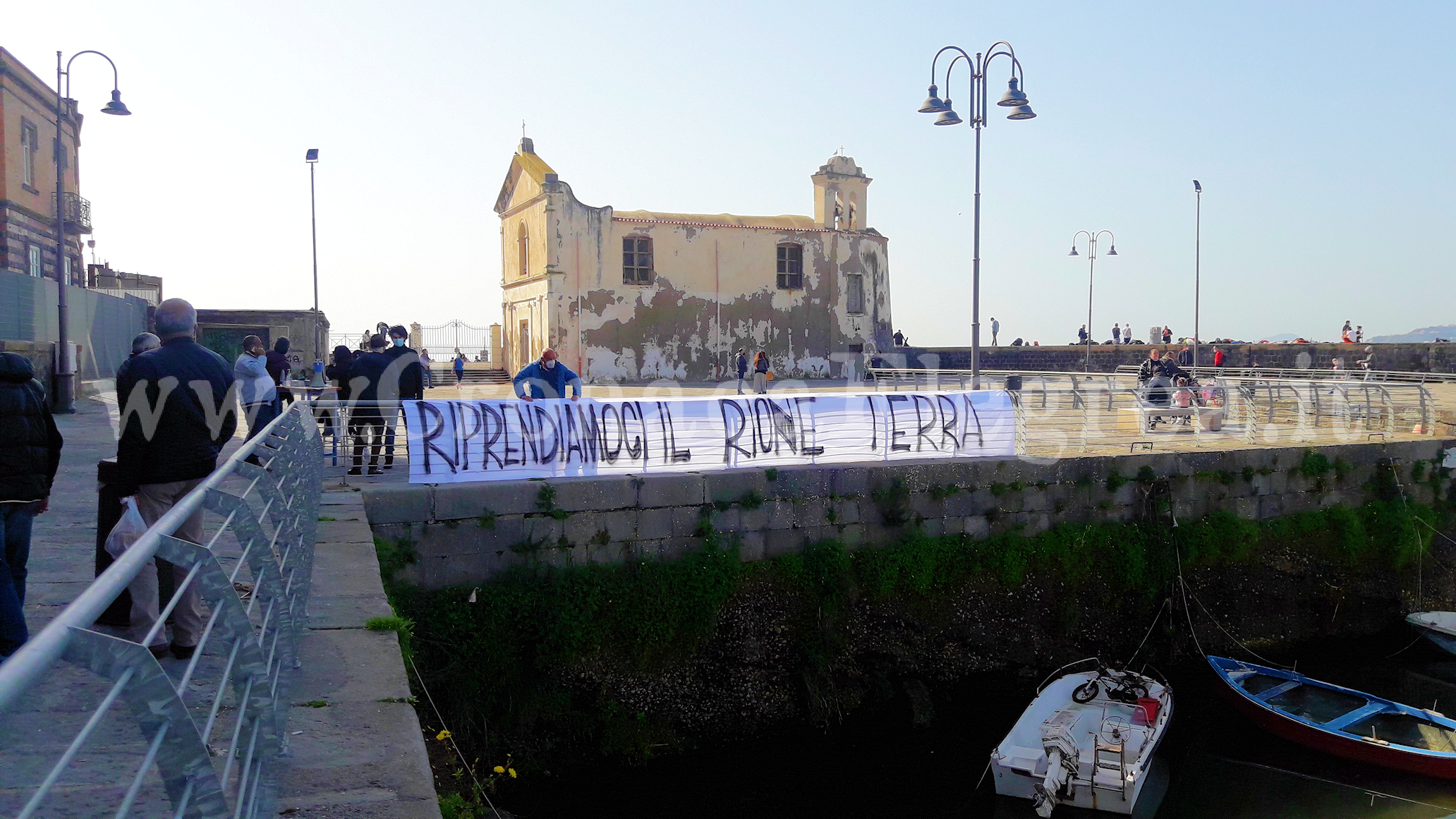 Riprendiamoci il Rione Terra: associazioni e cittadini ripuliscono le scogliere della Darsena