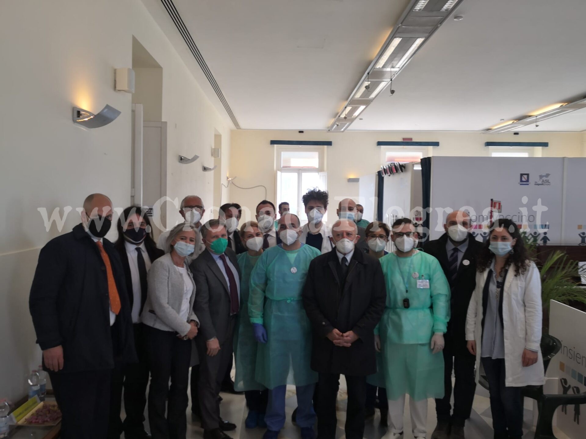 Il presidente della Regione Campania in visita al centro vaccinale di Bacoli e Monte di Procida – LE FOTO