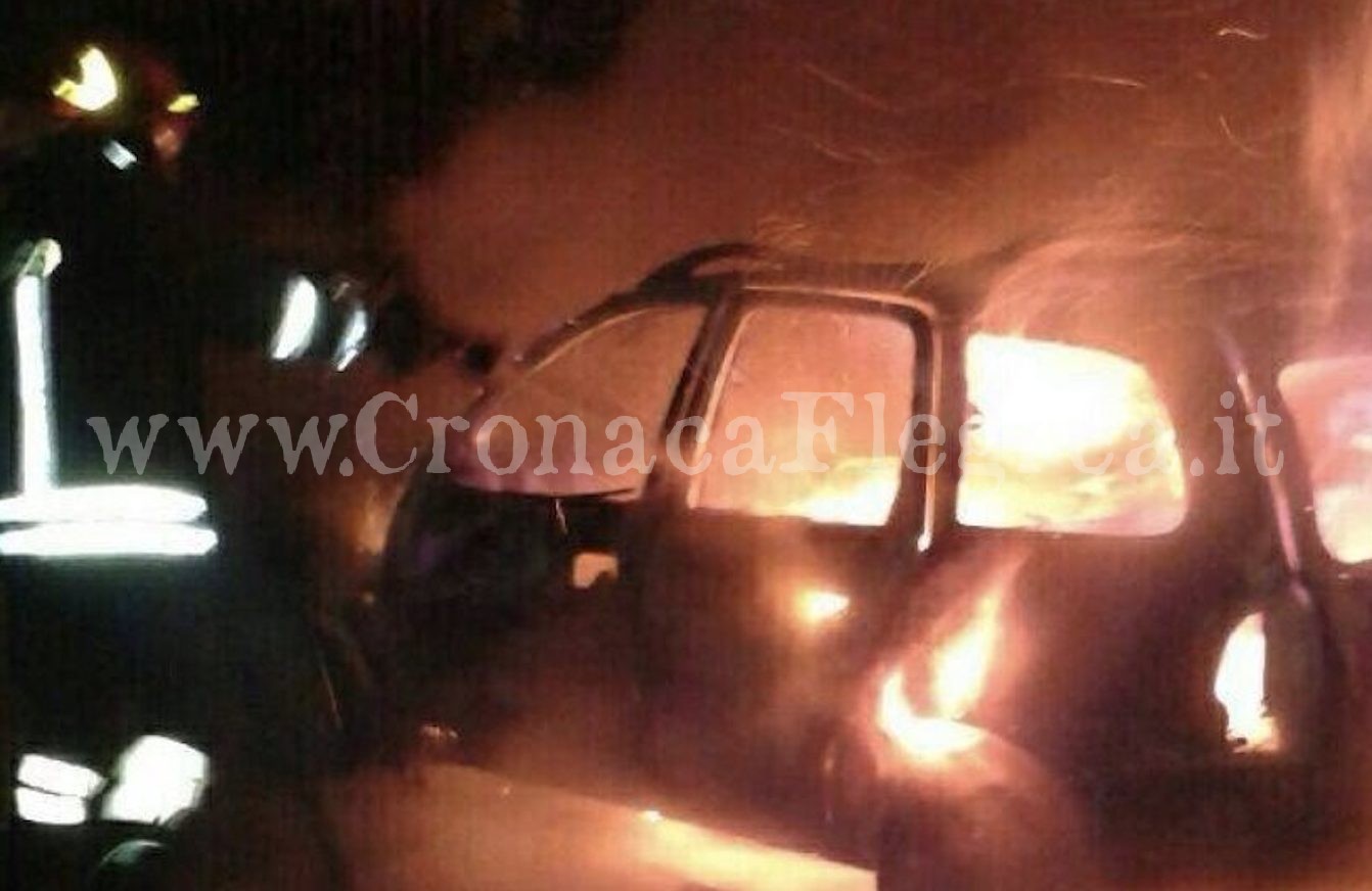 POZZUOLI/ Auto data alle fiamme nel Rione Toiano