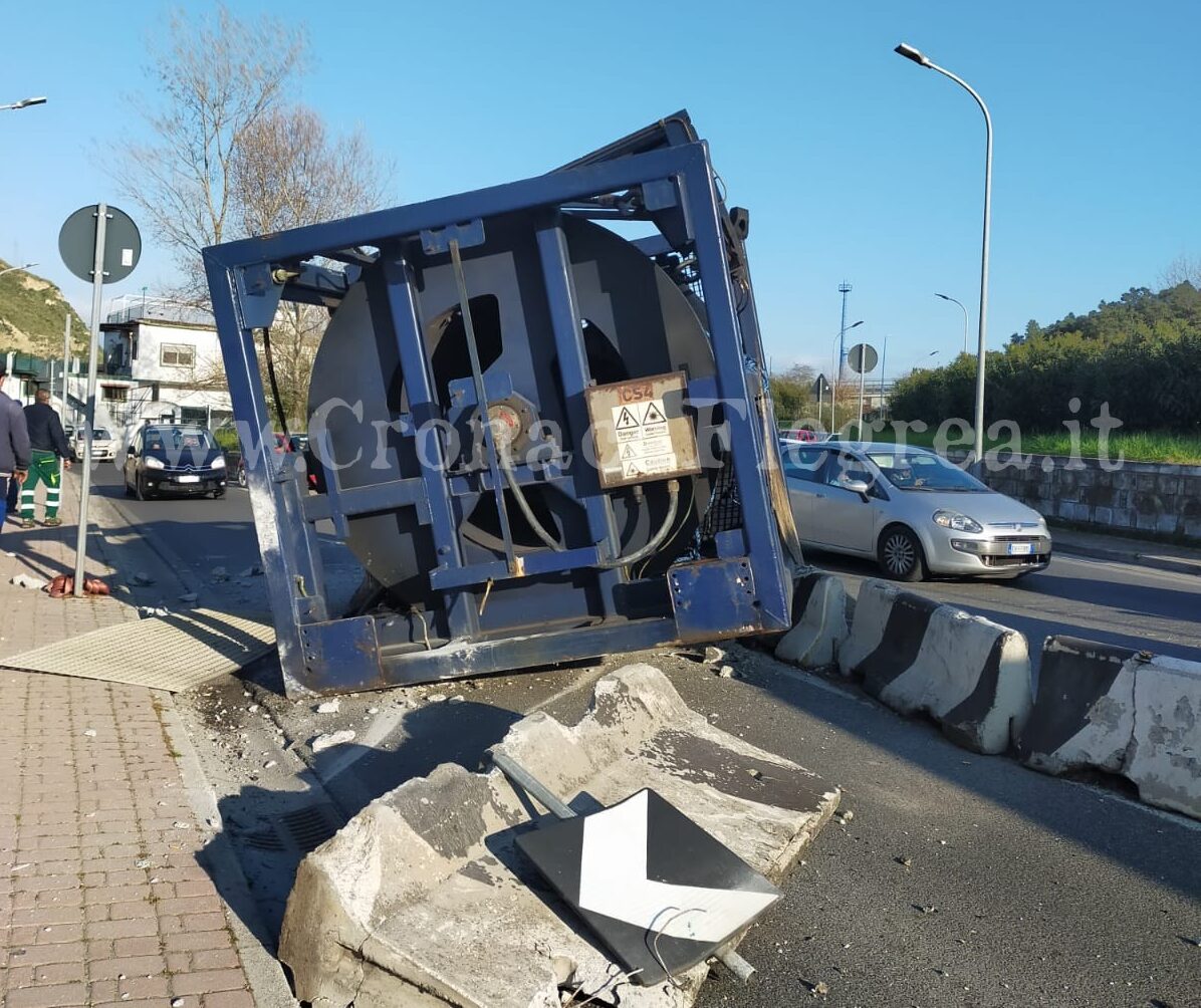 Tir perde il carico: strage sfiorata a Pozzuoli – LE FOTO