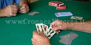 BACOLI/ Anziani giocano a carte senza mascherina: multati