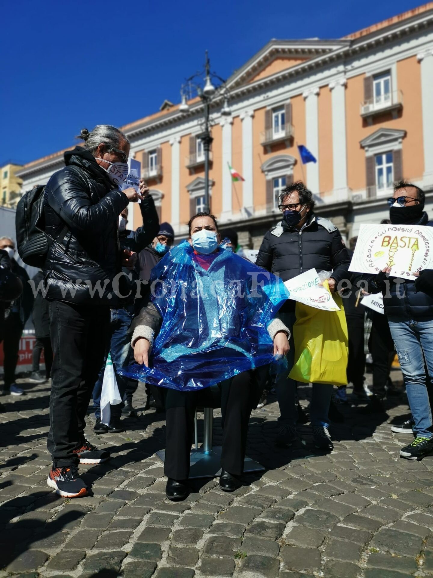 Parrucchieri ed estetisti in piazza: «Perdite di 20 milioni, 60mila lavoratori a rischio» – LE FOTO