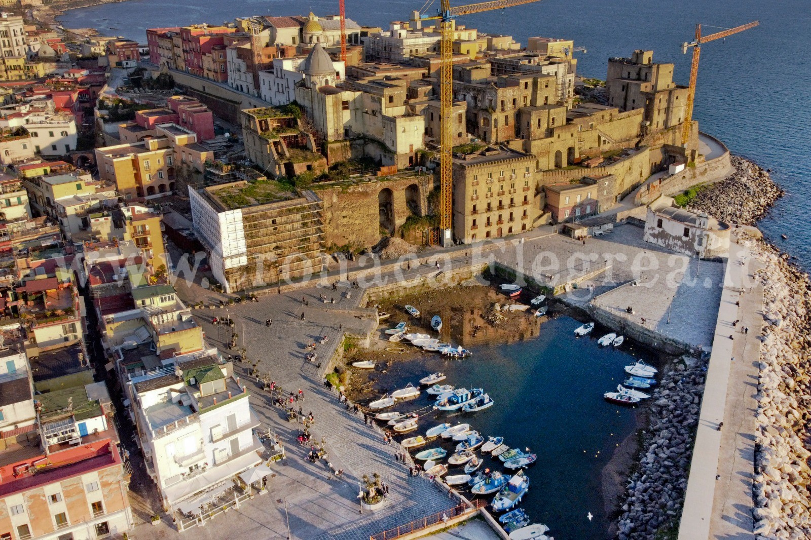 La Darsena di Pozzuoli prosciugata vista dall’alto – LE FOTO