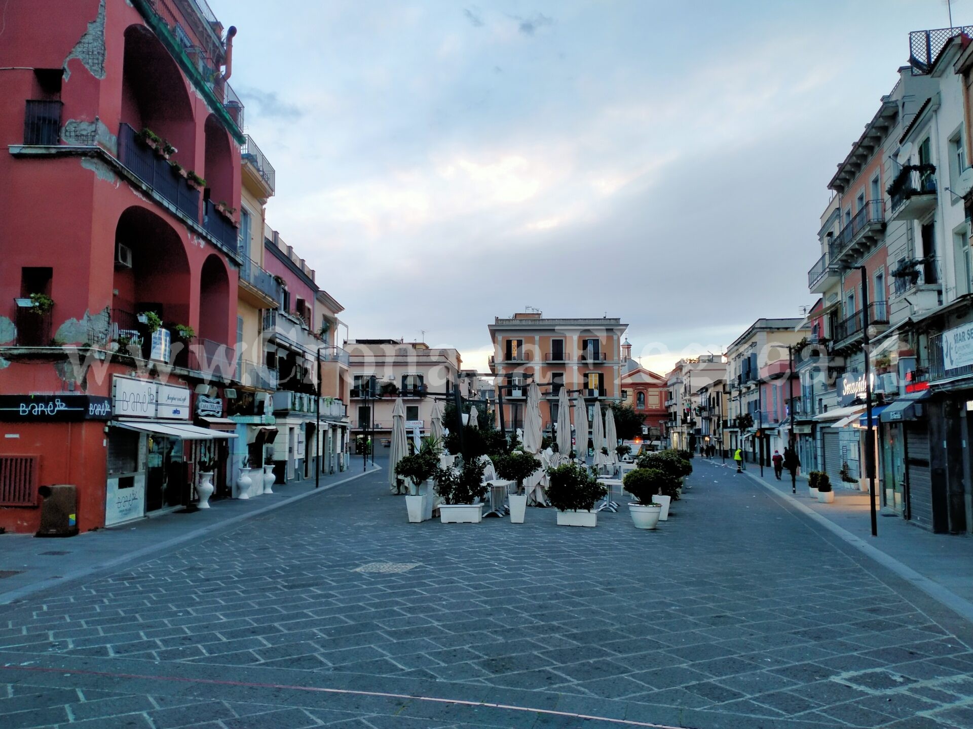 Pozzuoli deserta, i puteolani rispettano la zona rossa – LE FOTO