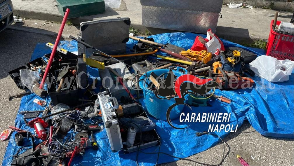 Task force dei carabinieri nel campo rom: sequestrati 16 veicoli, rinvenuti numerosi arnesi da scasso