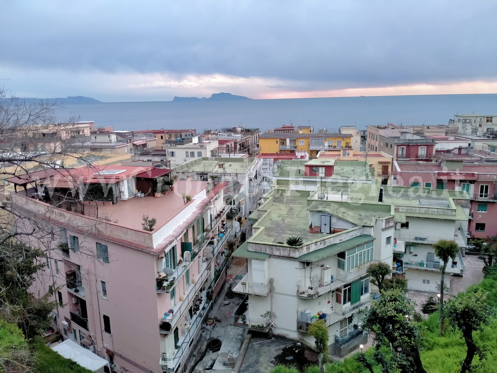 POZZUOLI/ Carabinieri a via Napoli, perquisizioni nel rione del clan Di Costanzo