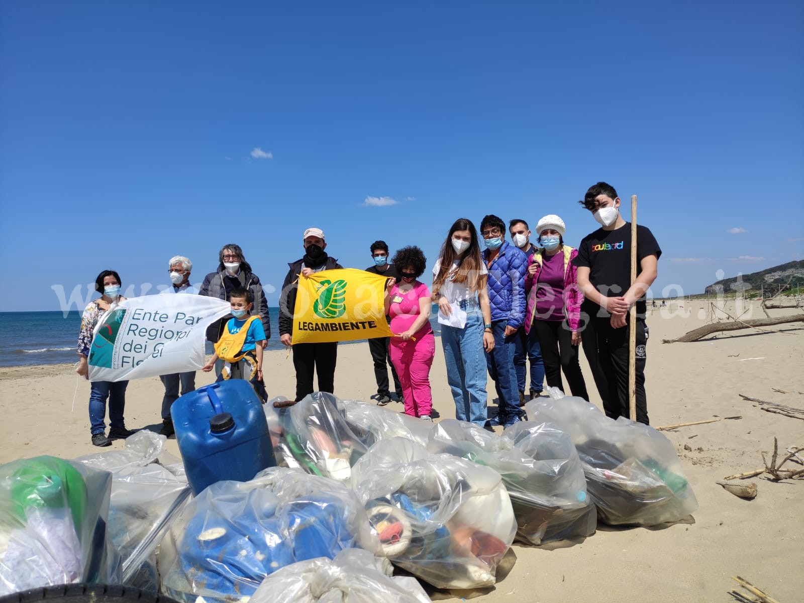 I volontari di Legambiente Campi Flegrei ripuliscono la spiaggia Romana di Bacoli – LE FOTO