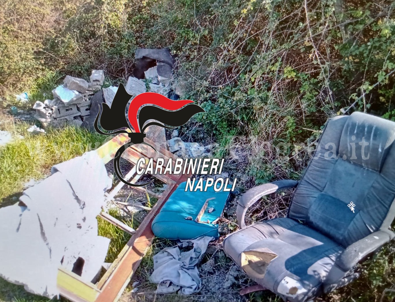 Earth day, controlli a tappeto dei carabinieri: tra Licola e Varcaturo rifiuti speciali gettati in un terreno