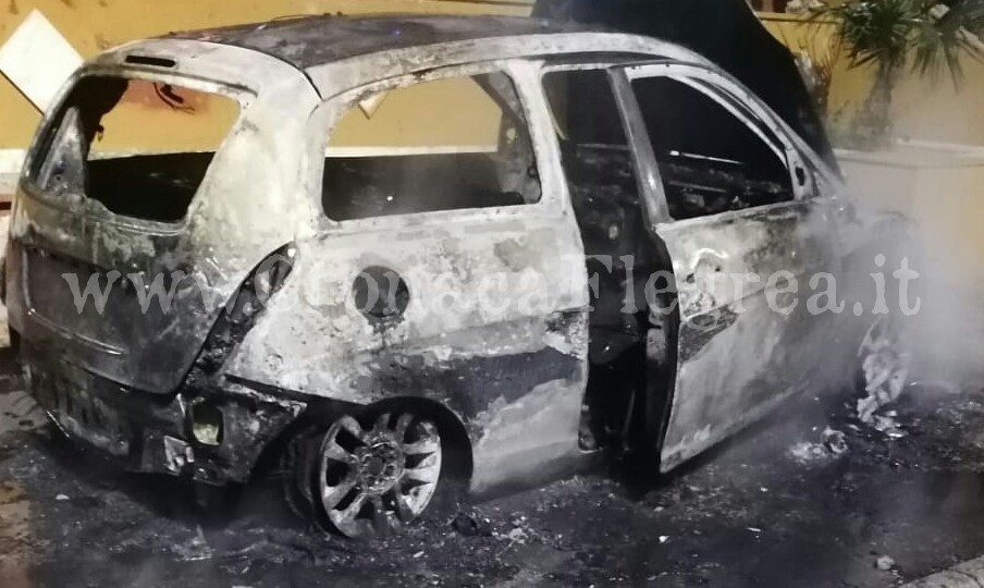 POZZUOLI/ Raid nella notte a Toiano: bruciata l’auto della madre di un rapinatore e compagna di “Carrichiello ‘o nasone”