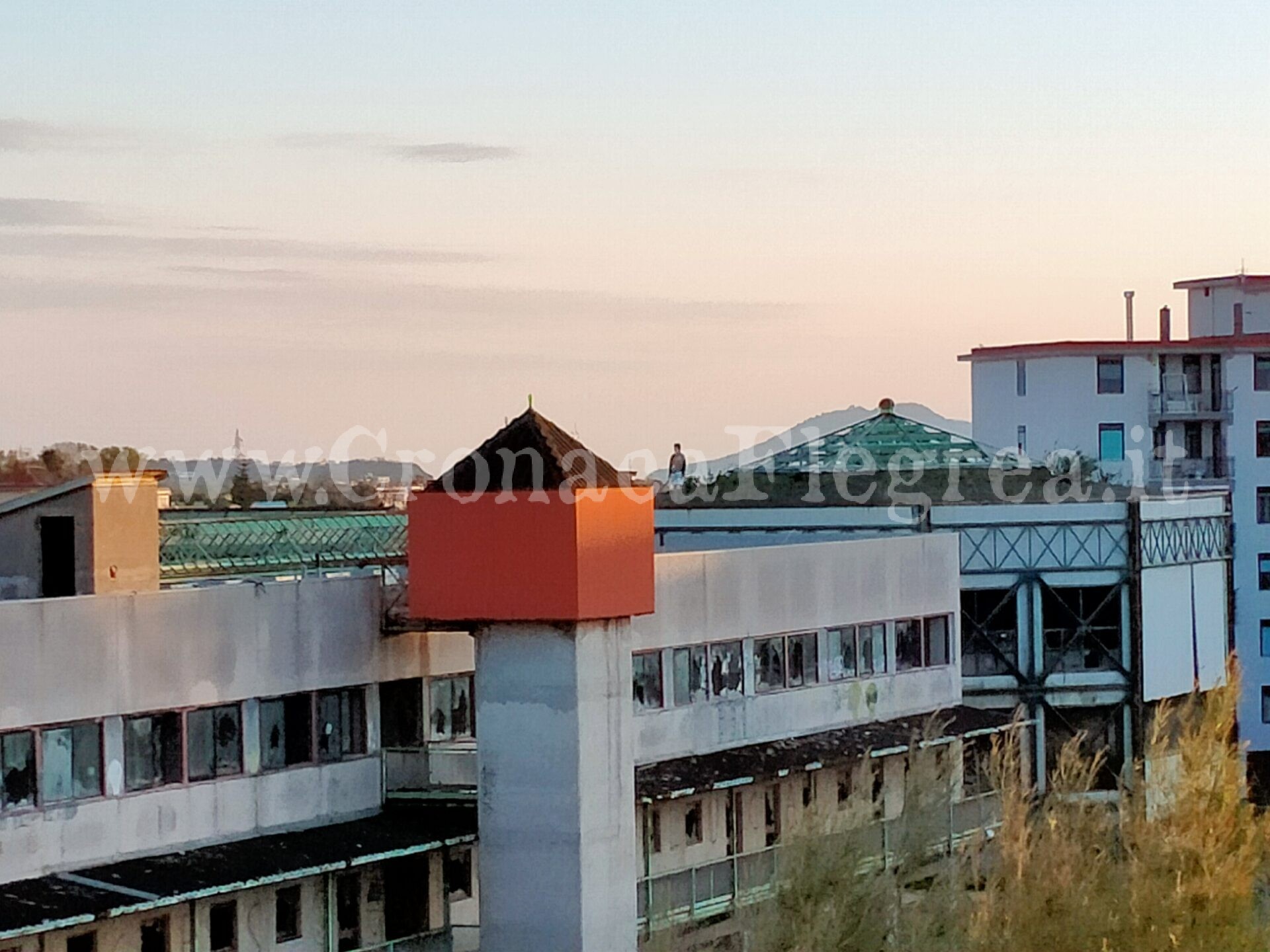 POZZUOLI/ Ragazzini sul tetto del centro commerciale di Monterusciello